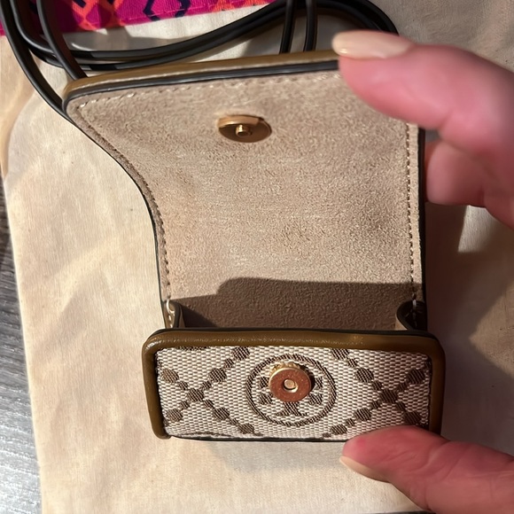 Tory Burch T Monogram Jacquard AirPod pro case hazelnut/jacquard logo - Picture 4 of 17